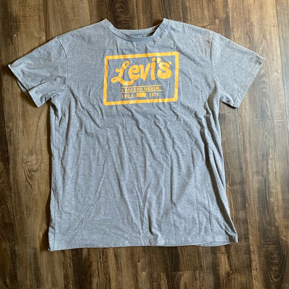 levi’s t-shirt